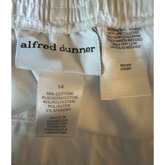 Alfred Dunner Women's Capri Pants Casual Pull On White Pockets Buttons Size 14 - Picture 3 of 3